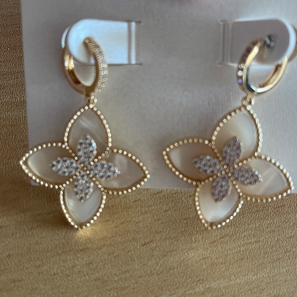 NWT Piper Gold and Mother of Pearl Fleur de lis Earrings - Picture 6 of 7